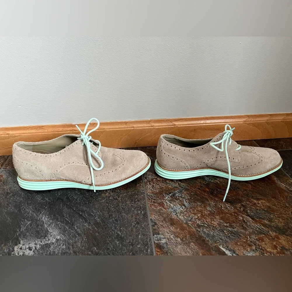 Women’s Cole Haan Lunargrand taupe suede wingtip oxford lace up shoe. Size 7B - Picture 4 of 9